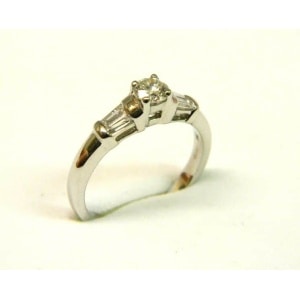 18ct White Gold Diamond Ring